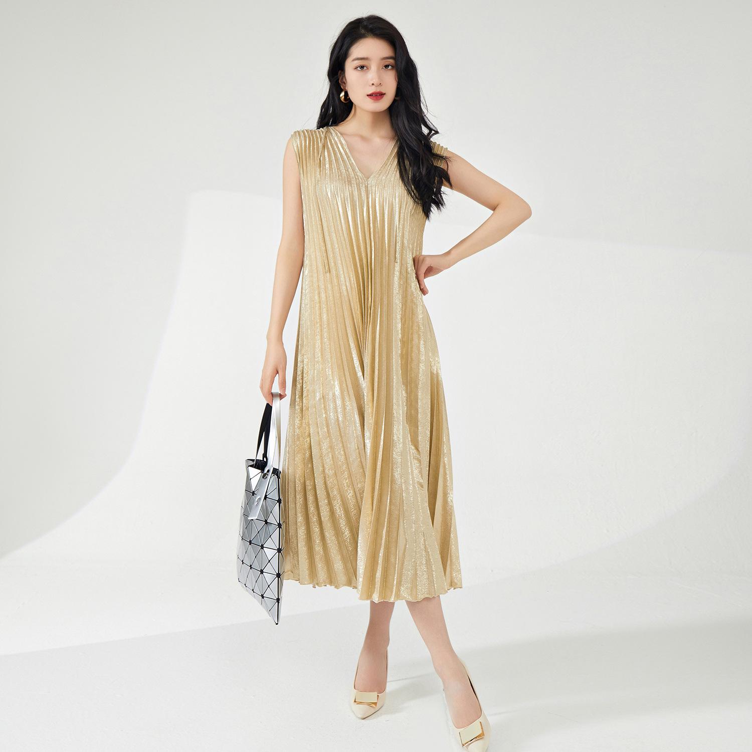 

Miyake Skirt: Luxurious Textured Mid-Length Gold V-Neck Dress with Belly-Covering Loose Fit One Size абрикосовый