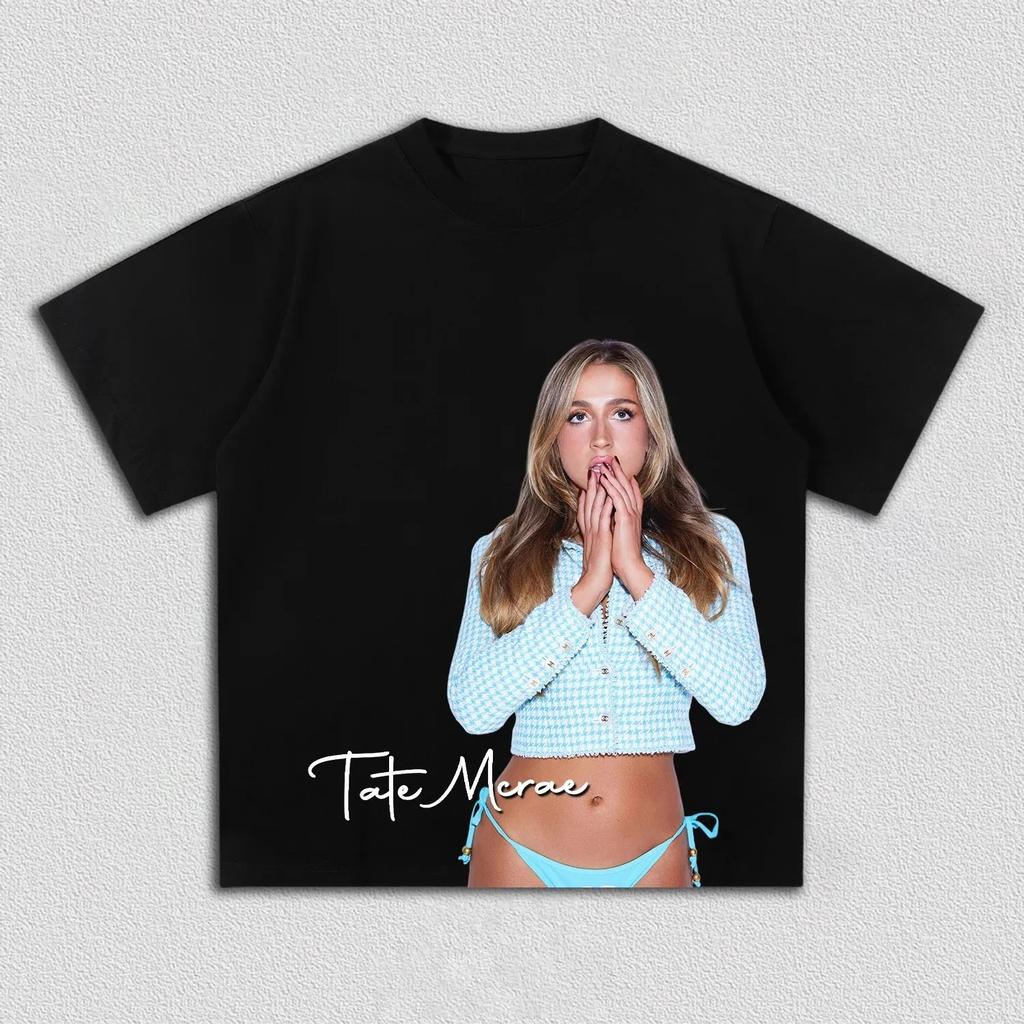 Tate McRae Kanadská popová zpěvačka Portrét celebrity Ručně psaný kurzívou Vinylový Retro 90. léta Bootleg styl Hudební merch Nadměrné tričko s grafikou