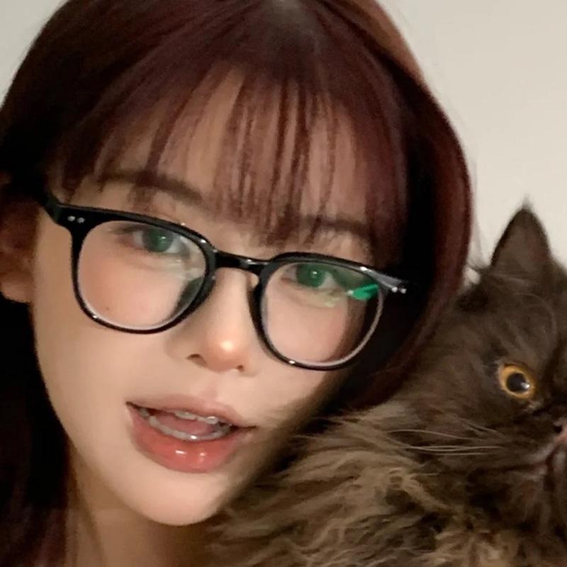 Women's Retro Square Black Frame Glasses - Bare Face Enhancement for Small, Round Faces, Myopia-Friendly