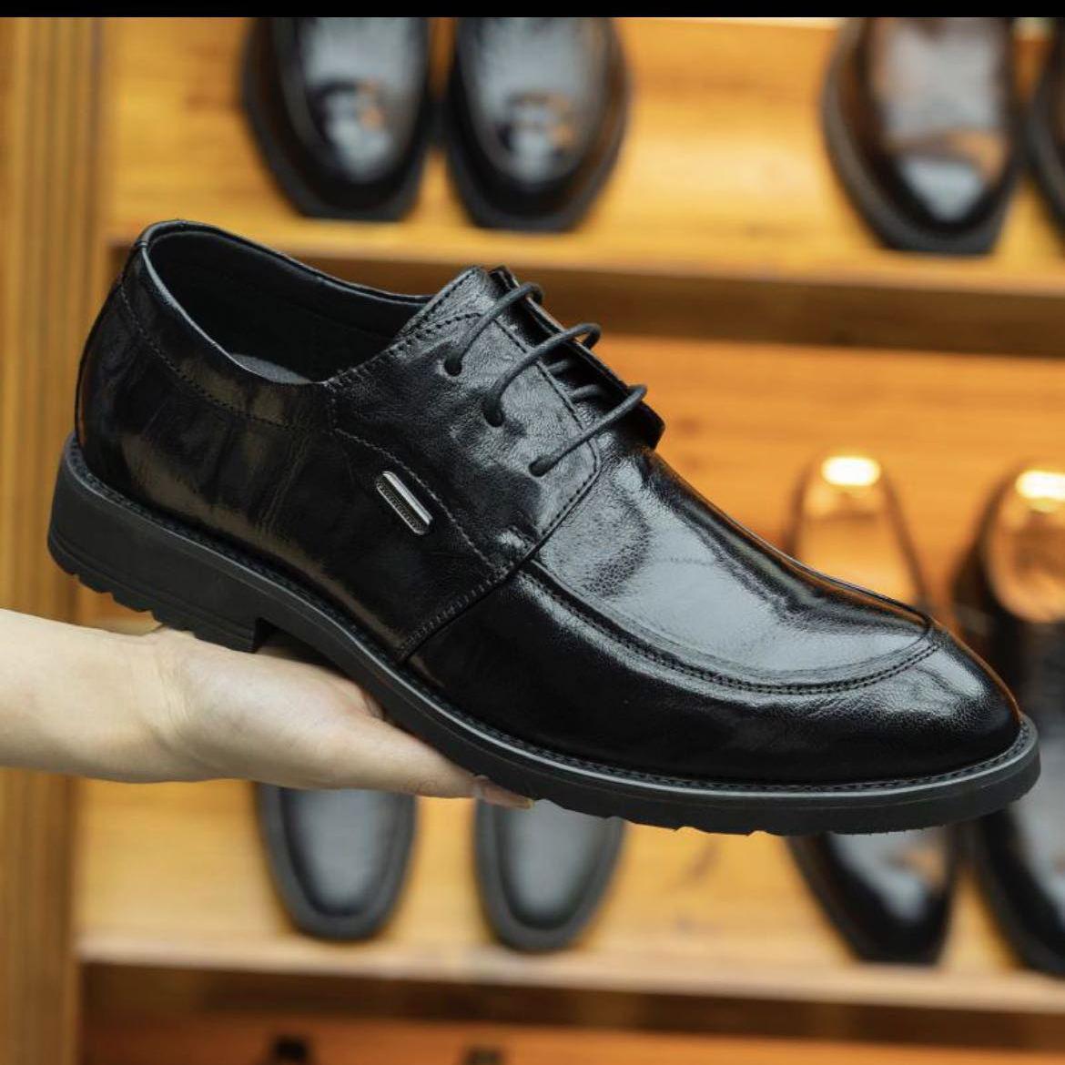 

2025 Men s Soft Leather Lightweight Breathable Formal Office Shoes: Trendy, Versatile British Business Footwear 43 (Equivalent to Sneaker 44)
