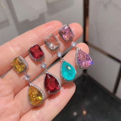 Huamei, Licht Luxe High-End Avondjurk Oorbellen, Retro Temperament Oorbellen, Kunstmatige Kristal Zirkonia Oorbellen.