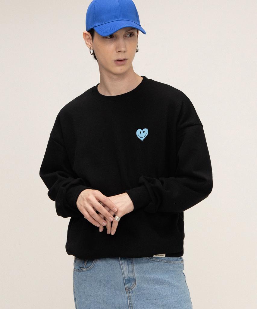 GRAVER [Unisex] Sky Blue Heart Smile Sweatshirt_Black