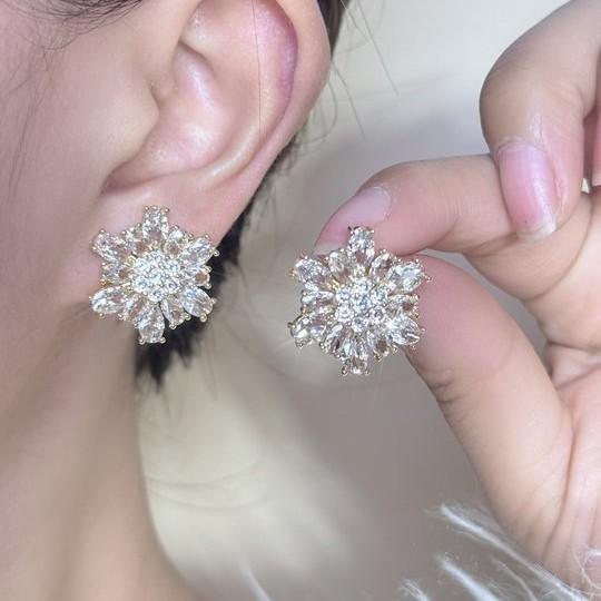 Popular snowflake micro-inlaid zircon earrings Korean version of high-end atmospheric high-end sunflower stud earrings femininity earrings