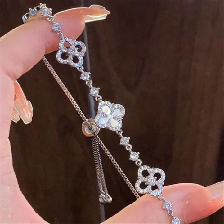 Stilvolles, blumengeprägtes, verstellbares Zirkonarmband, angenehm zu tragen, Legierungsschmuck mit sicherem Schiebeverschluss