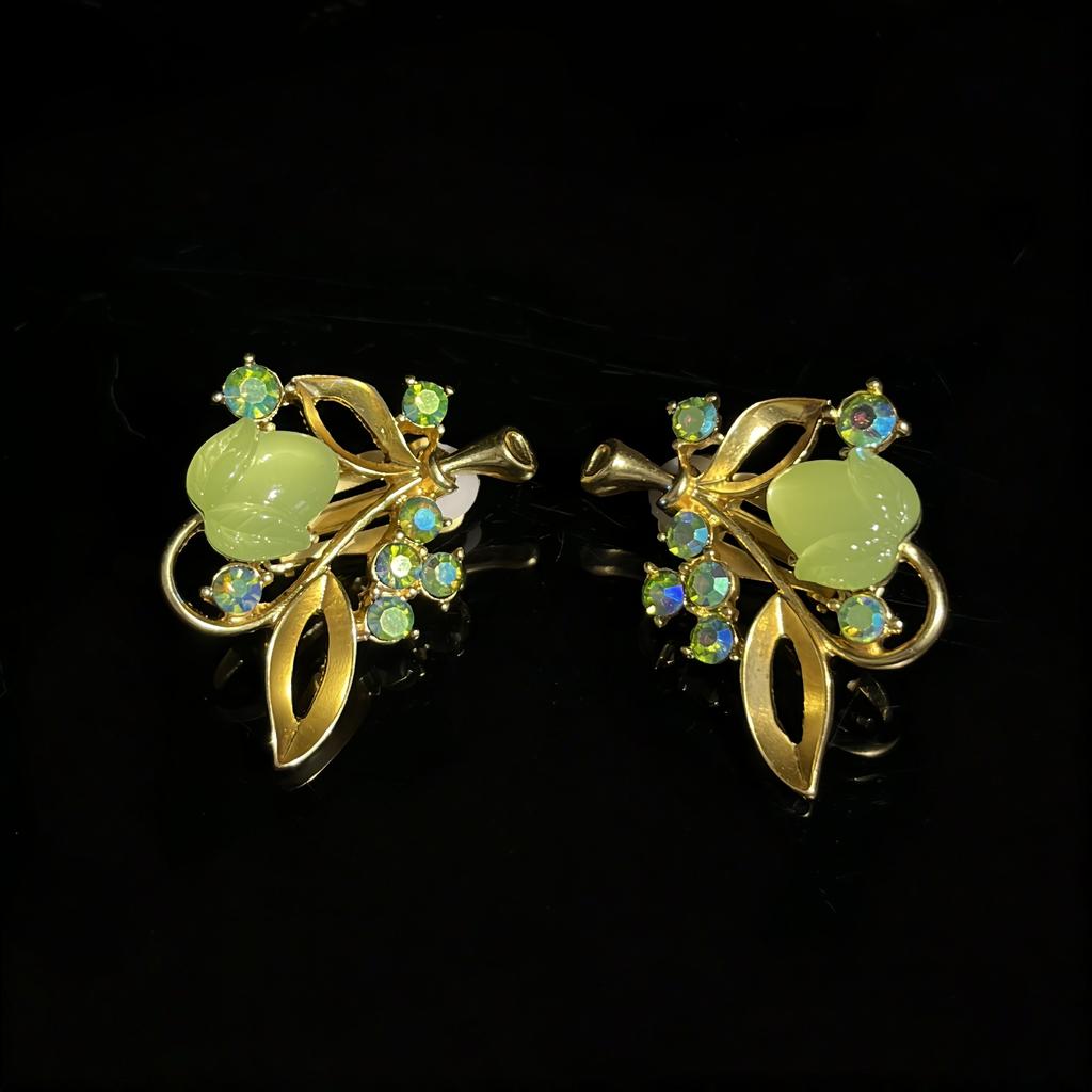Vintage Fresh And Delicate Colored Diamond Leaf Hollow Ear Clip Set Three-Dimensional Design Green Necklace