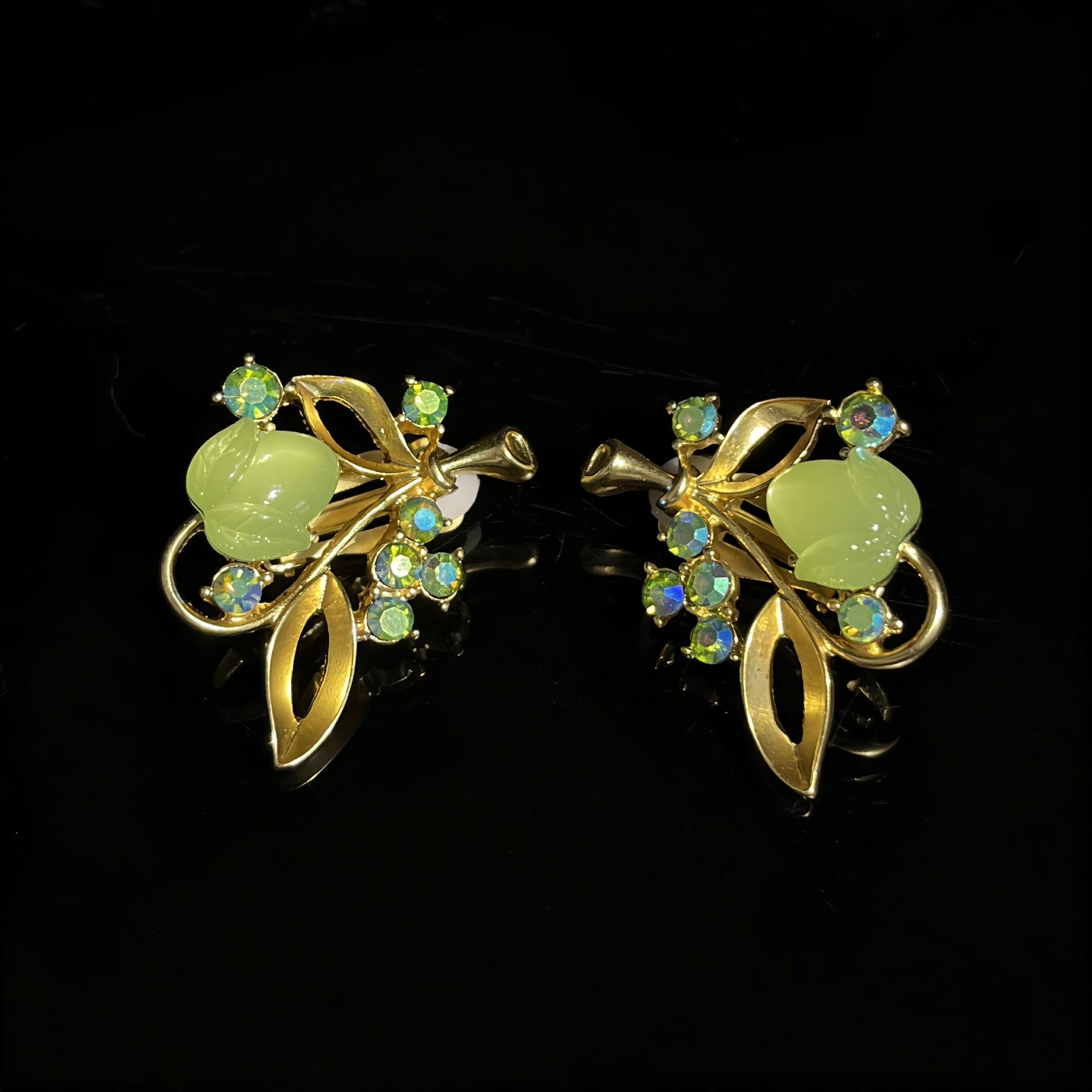 

Vintage Fresh And Delicate Colored Diamond Leaf Hollow Ear Clip Set Three-Dimensional Design Green Necklace