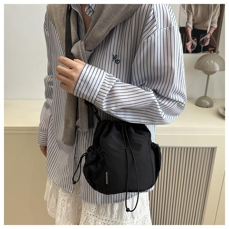 IELGY Nylon Drawstring Drawstring Pocket Shoulder Bag Simple Fashion Casual Literary Style Messenger Bag
