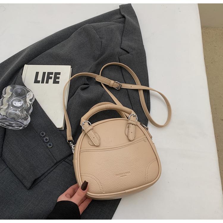 

Простая повседневная сумка-тоут женская 2025 новая весенне-летняя модная универсальная сумка через плечо корейская версия нишевой сумки-мессенджера