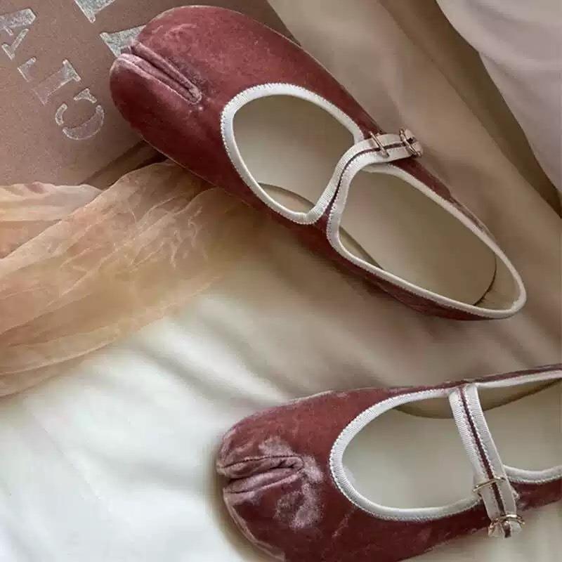 Leather suede niche pig's trotters split-toe single shoes women's spring versatile flat bottom shallow mouth word belt Mary Jane shoes