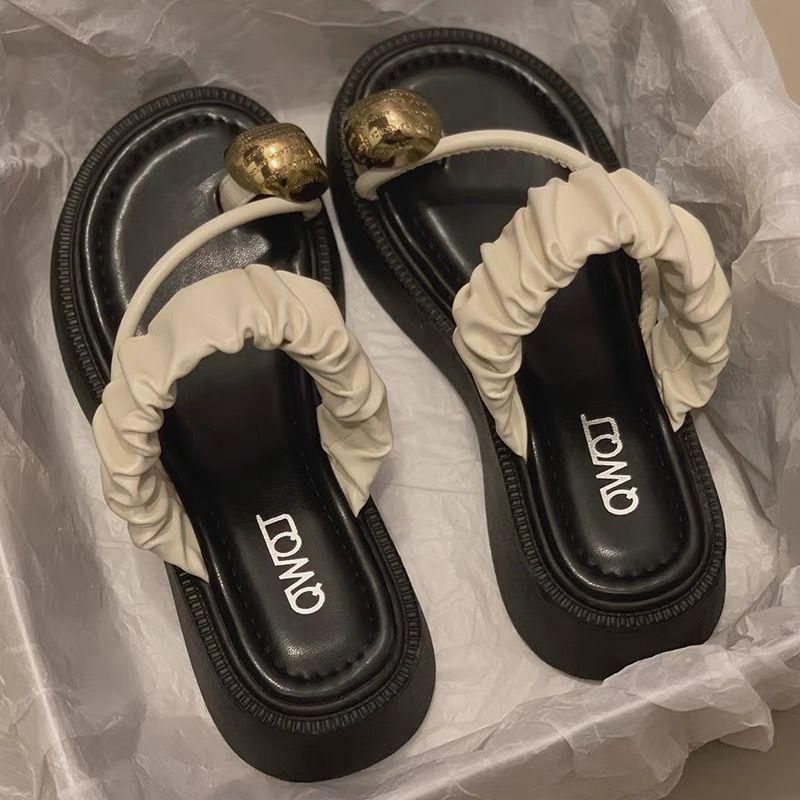 Slippers women's summer outer wear 2025 new thick-soled high-end feeling seaside beach beautiful French with skirt sandals