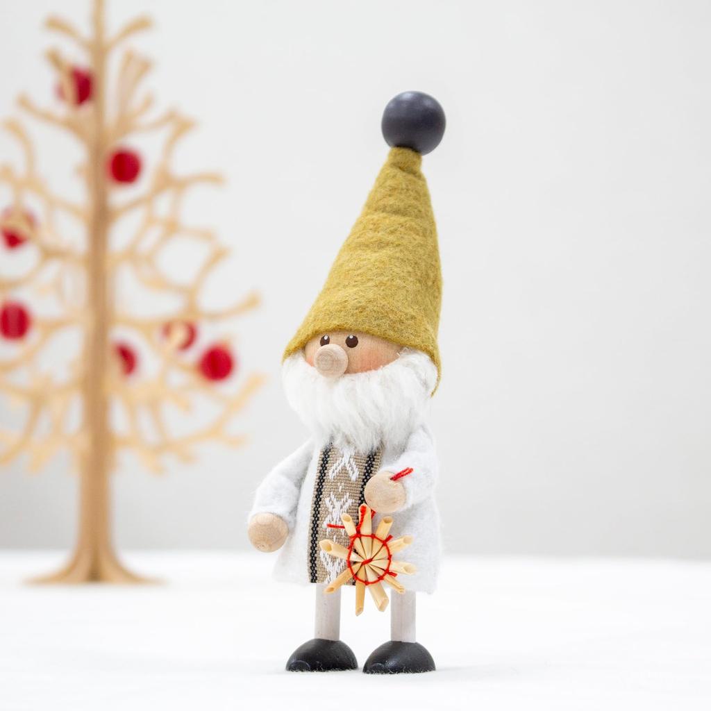 NORDIKA nisse Jul Trädocka Tomte som Håller Halmprydnad av Jule Hygge
