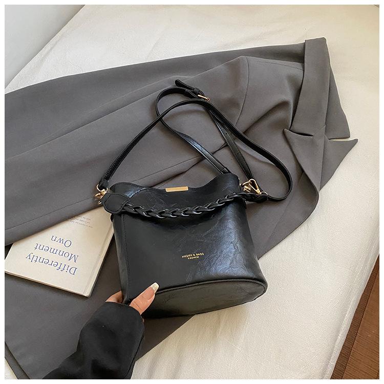 Винтажная нишевая сумка-тоут 2025 новая высококачественная текстура универсальная на плечо через плечо сумка-мессенджер портативная сумка-ведро женская