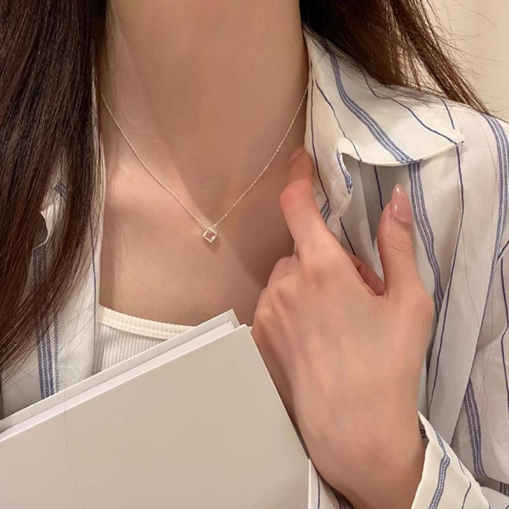 Single Diamond Square Geometric Necklace Women's Fashion Simple Temperament Exquisite Collarbone Chain