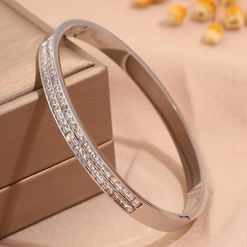 Hot-selling titanium steel bracelet, girls' high-end sense of fashion, popular light luxury in Europe and the United States, Gypsy star love diamond