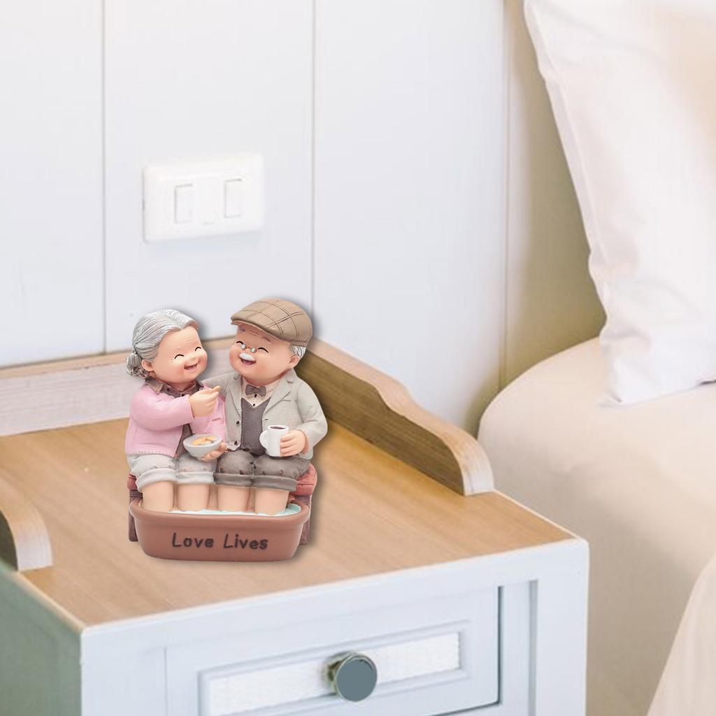 Sweet Loving Old Married Couple Statue Resins Grandparents Figurine for Romantics Valentines Day Home and Wedding Decors