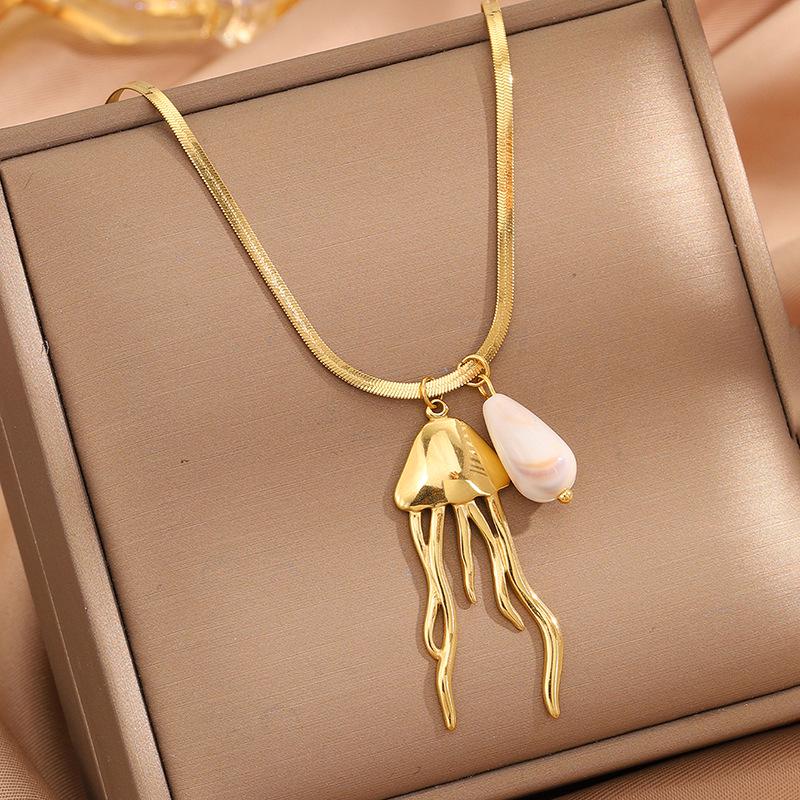Stylish Jellyfish Pendant Titanium Necklace – Light Luxury Ocean-Inspired Clavicle Chain