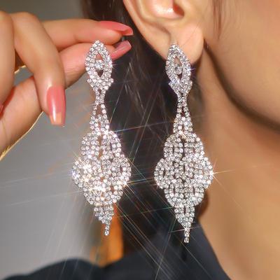 Çok Seçenekli Beyaz Elmas Küpeler Lüks Mizaç Parlak Yapay Elmas Uzun Küpeler Moda ve Çok Yönlü Küpeler