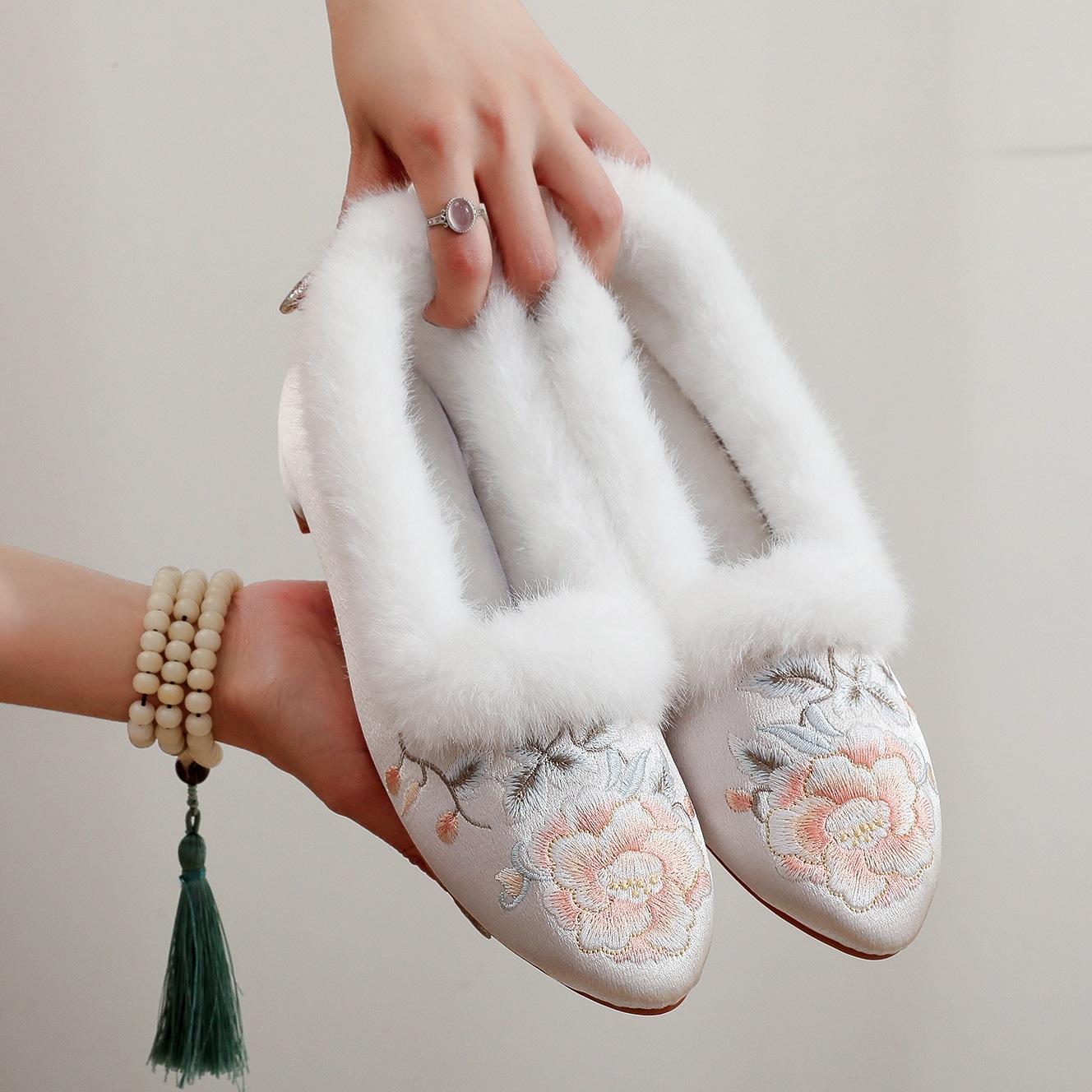 

Женские зимние туфли-лодочки с подкладкой из искусственного меха, нескользящие, с круглым носком, на толстом блочном каблуке, для ходьбы, теплые, вышитые, на низком каблуке, мокасины для женщин 34