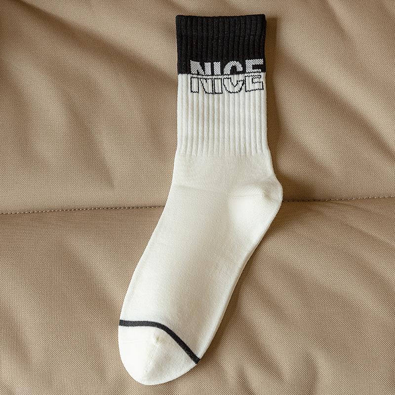 

Мужские осенние новые трендовые носки-трубы в черно-белой цветовой гамме с надписью, спортивные, влагопоглощающие, дышащие, бесшовные 1 pair