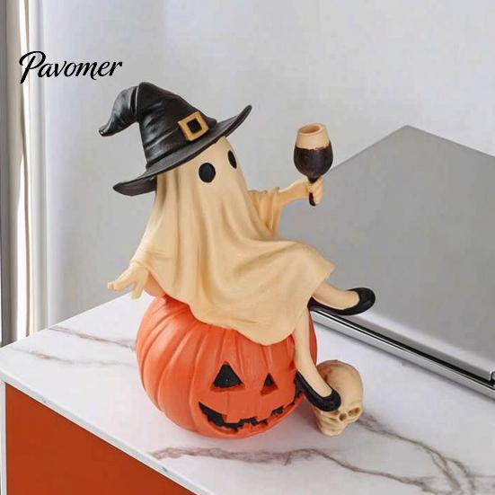 Halloween Party Tischdekorationen Niedliche Geisterfigur, Sitzend auf Kürbisstatue mit Hexe Lustige Regalpuppe Hut, Harz Tischplattenornament für