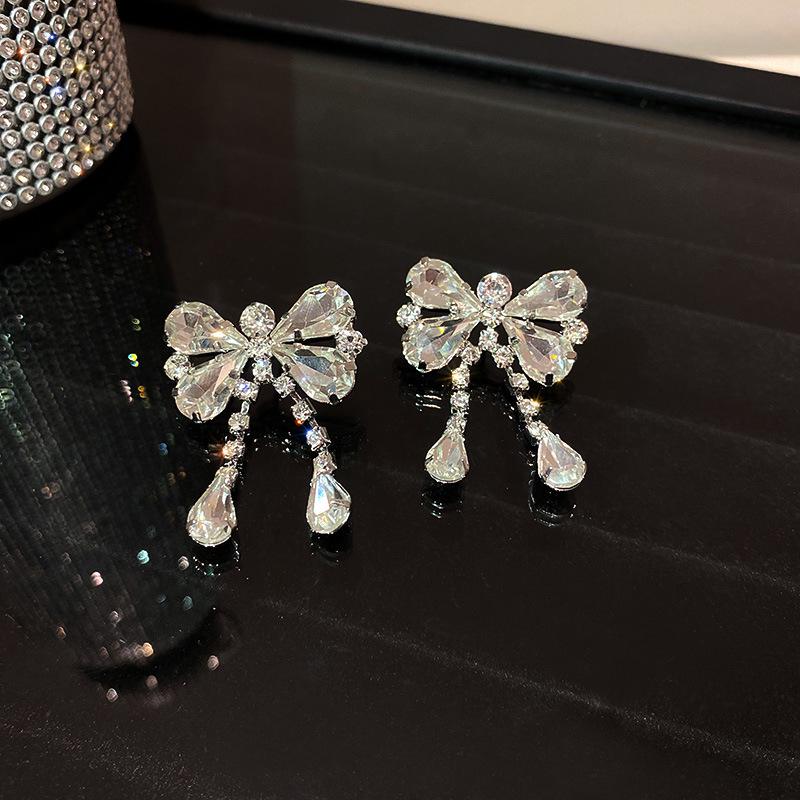 Diamond Heart Flower Silver Needle Earrings: European & American Fashion Square Studs – Niche Commute Style