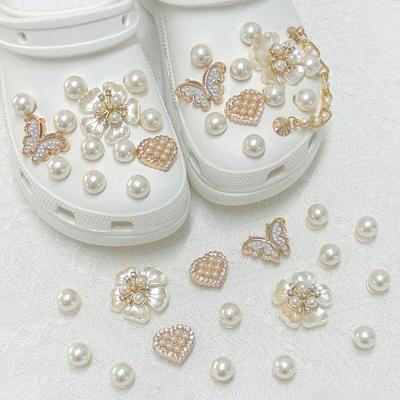 25PCS Abalorios de Moda para Zapatos Perla Mariposa Cadena Dorada Set Accesorios Hebilla para Zapatos con Agujeros DIY Decoraciones 3D para Zapatos para Bogg Bag