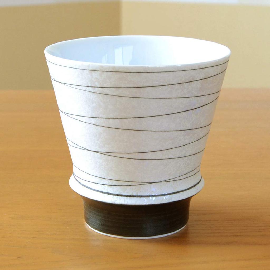 A perfect first paycheck gift for and anyone looking for This Arita ware shochu Kotobuki comes in a wooden parents, grandparents, gratitude. glass,