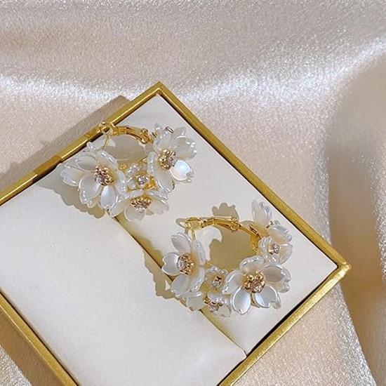 Latest Sweet Romantic Elegant White Flower Hoop Earrings Stylish Shell Resin Delicate Pearl Flower Zircon Earrings Trendy Versatile Luxury Jewellery