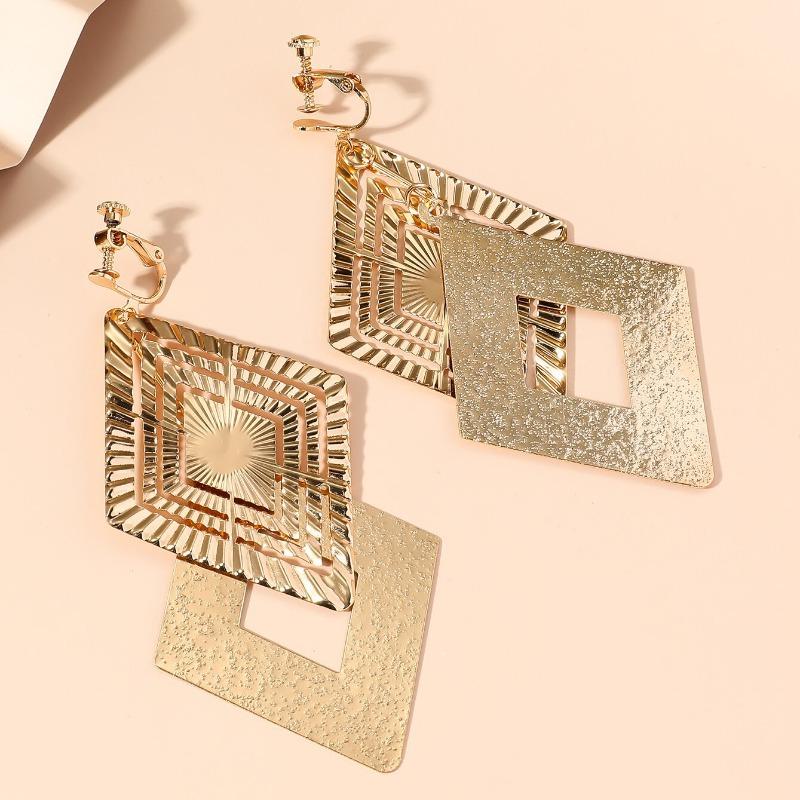 

Long Dangle Metal Tassel Clip On Earrings for Women, Trendy Edgy Elegant Non-Piercing Statement Jewelry золотий
