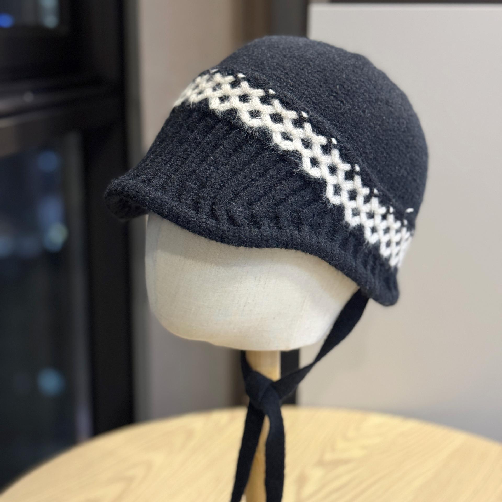 

New autumn and winter niche short ear-protecting woolen hat for women, warm, slimming, unique, with drawstring, knitted hat, Lei Feng hat Adult54-60Average Size чёрный