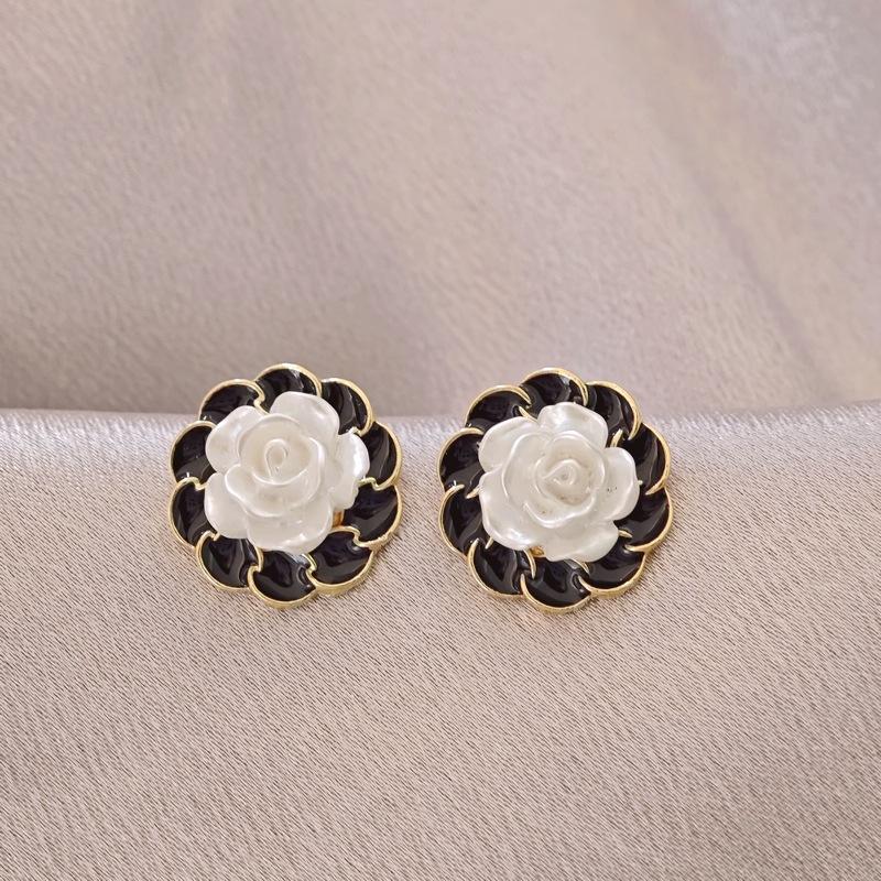 New Black Enamel Stud Earrings for Women White Acrylic Flower Korean Fashion Lovely Girls Ear Accessories Brincos 2025