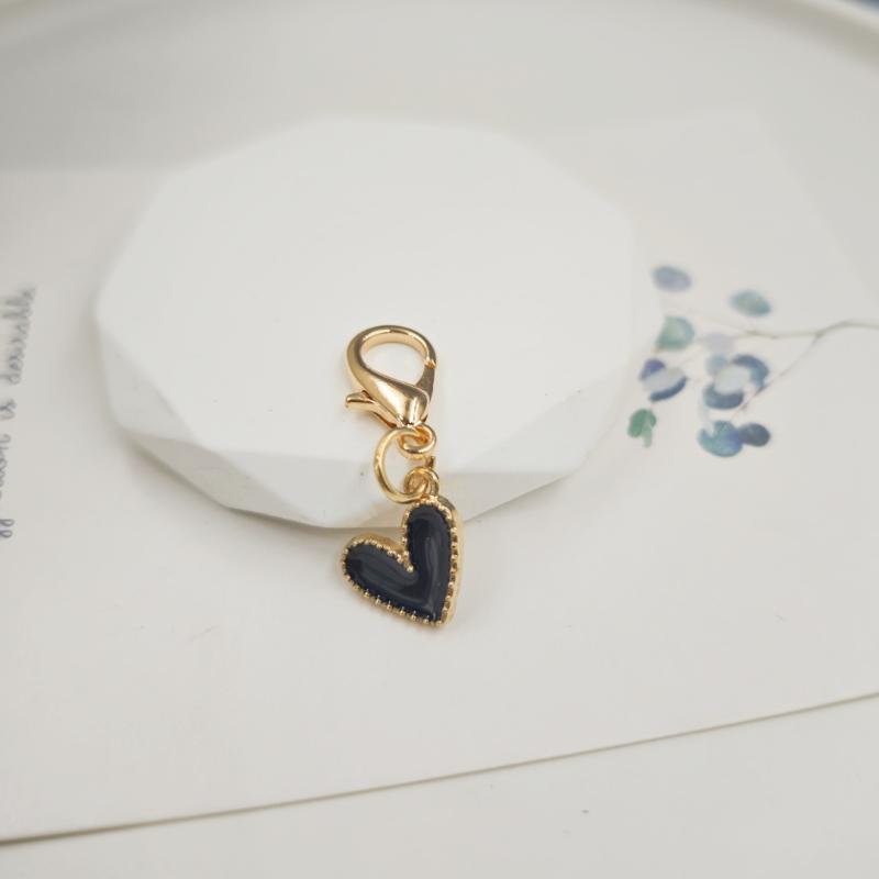 10 Stück Bunte Liebe Metall Schlüsselanhänger 10-teiliges Set Exquisiter Herzförmiger Anhänger Personalisierte Schlüsseldekoration Tasche Kleiner Anhänger