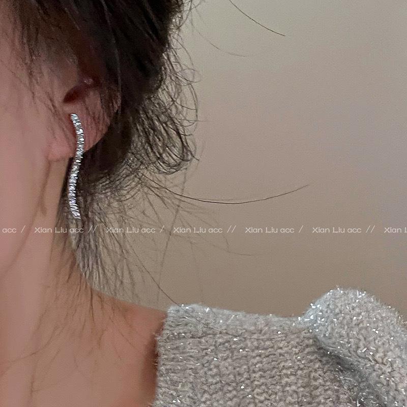 Silver needle earrings women's new popular temperament stud earrings women's light luxury high-end sense niche unique earrings women