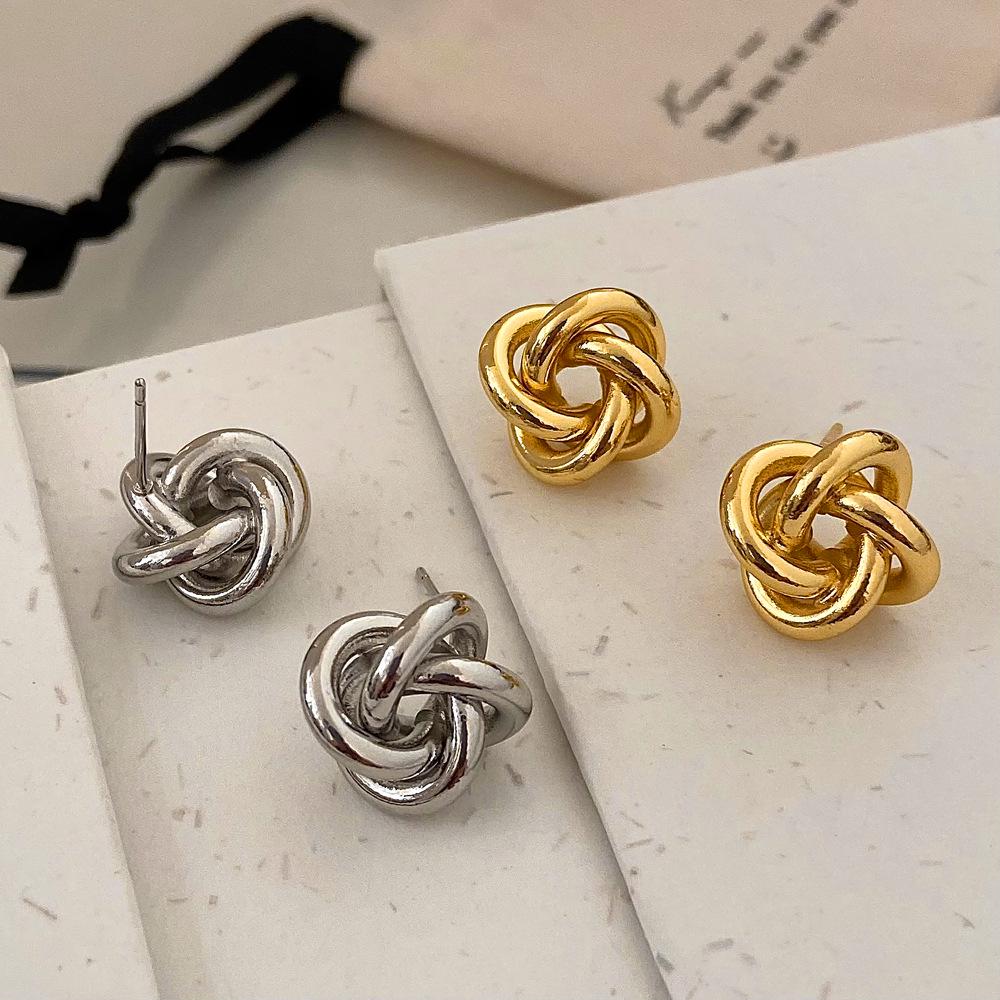 

Exquisite French Retro Twisted Stud Earrings: Simple, High-End Design
