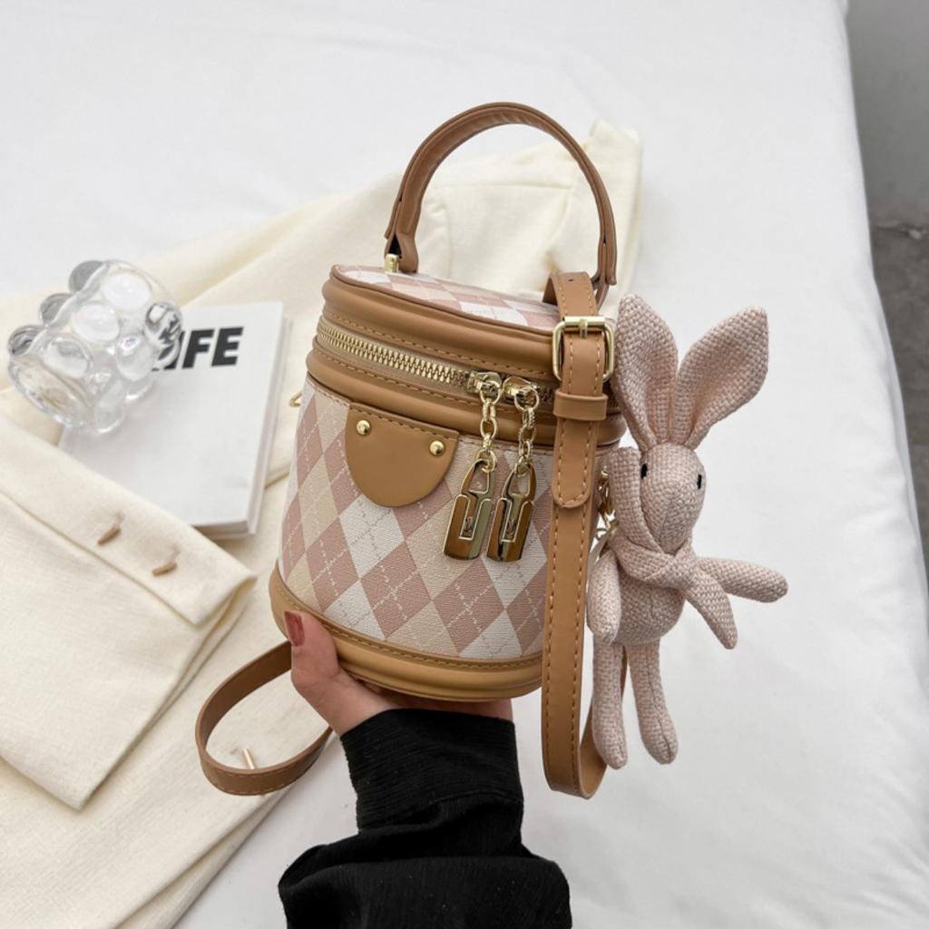 New Bucket Bag Shoulder Bag with Rabbit Pendant for Women