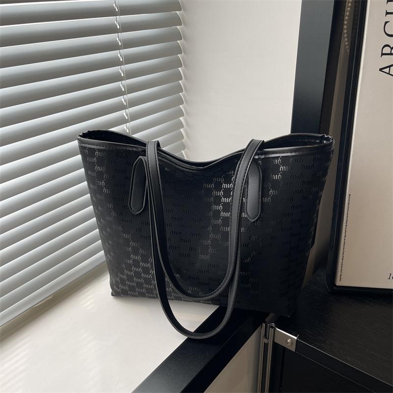 

Fashion large-capacity color matching casual new casual simple trend commuter tote shoulder bag чёрный