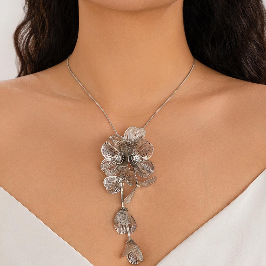 Niche Sweet And Cool Ginkgo Biloba Leaf Fringed Necklace Female Design Sense Diamond Three-Dimensional Flower Necklace Choker