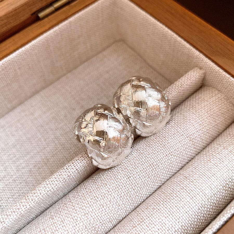 

European and American retro silver needle pattern C-shaped stud earrings simple fashion earrings light luxury high-end earrings design sense niche