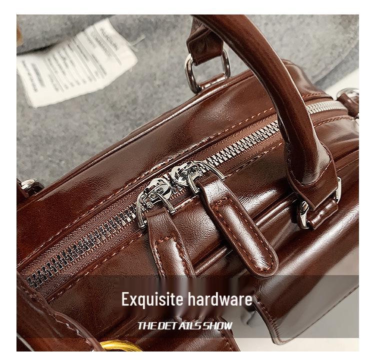 Dámská retro lakovaná crossbody bowlingová taška s dvojitou kapsou