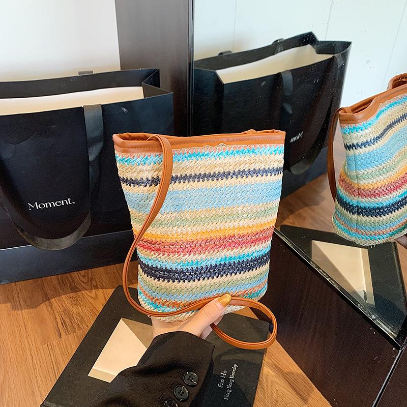 

Женская сумка новая летняя соломенная плетеная на плечо подмышку сумка контрастного цвета плетеная на плечо кроссбоди маленькая сумка сумка-ведро разноцветный