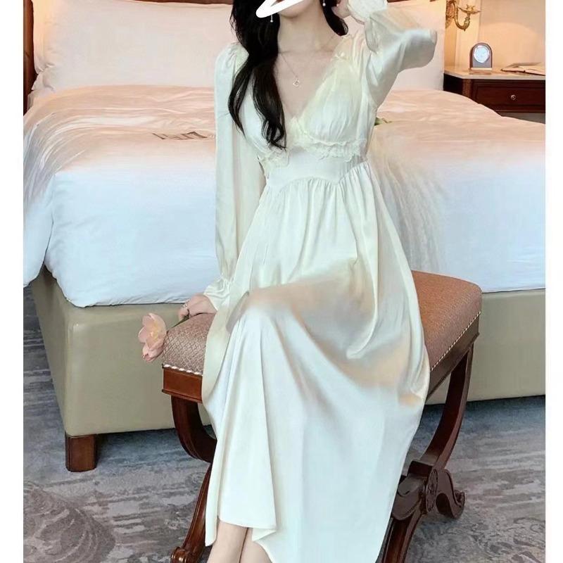 Spring and Summer Sexy Ice and Snow Silk Long Chest Pad Nightdress Women's Thin Sweet Lace Court Style Gentle Niche V-neck