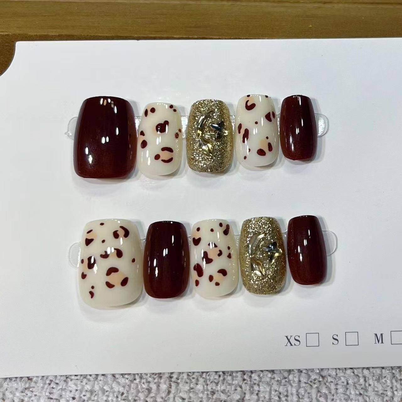 

Блестящие накладные ногти леопардовой расцветки, вишнево-красные - Ручная работа, короткий носибельный маникюр M with Glue