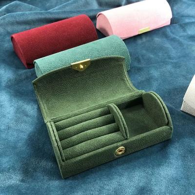 Schmuckherstellung – Verpackung & Präsentation von Schmuck