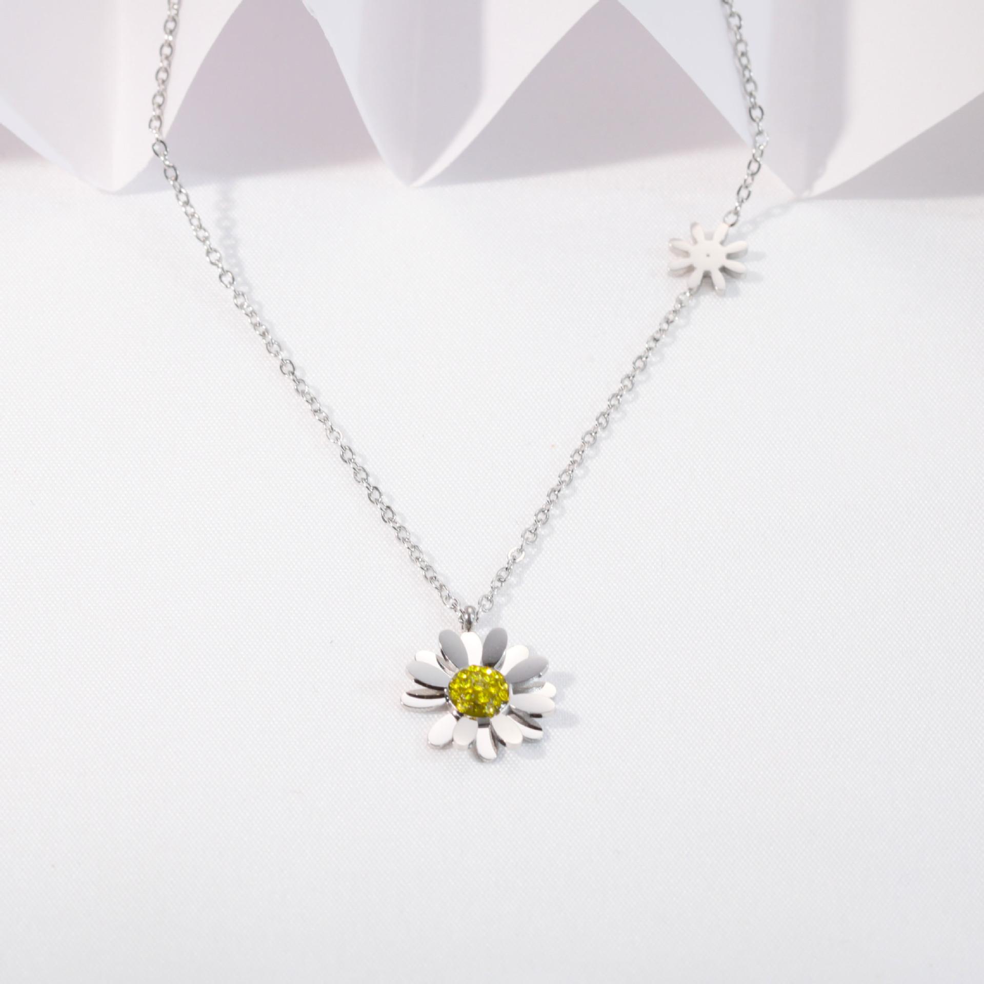 

Simple Personality, Niche Small Daisy Flower Titanium Steel Necklace Jewelry, Daily Commuting Versatile And Does Not Fade серебряный