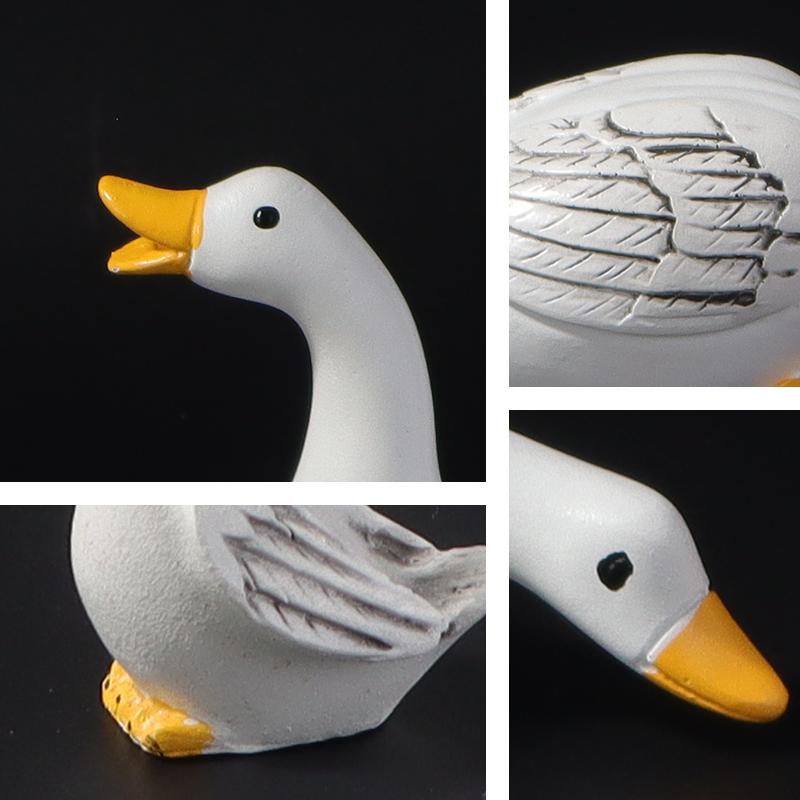 Four-piece Duck Family Sculpture Set Creative Resin Decorative Ornament for Outdoor Garden and Pond Decoration