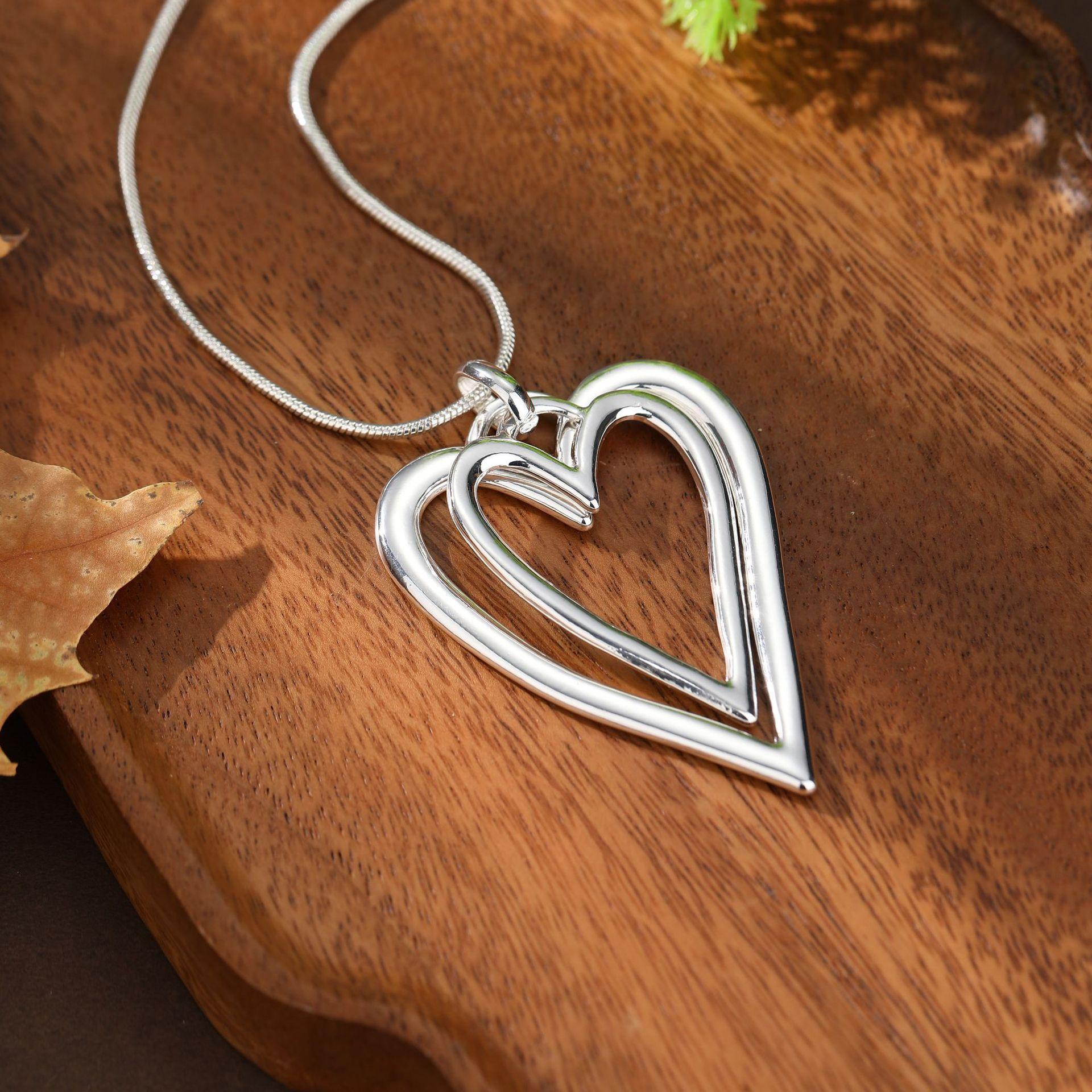 

New hollow geometric love long pendant, women s high-end mixed-color heart-shaped long necklace.