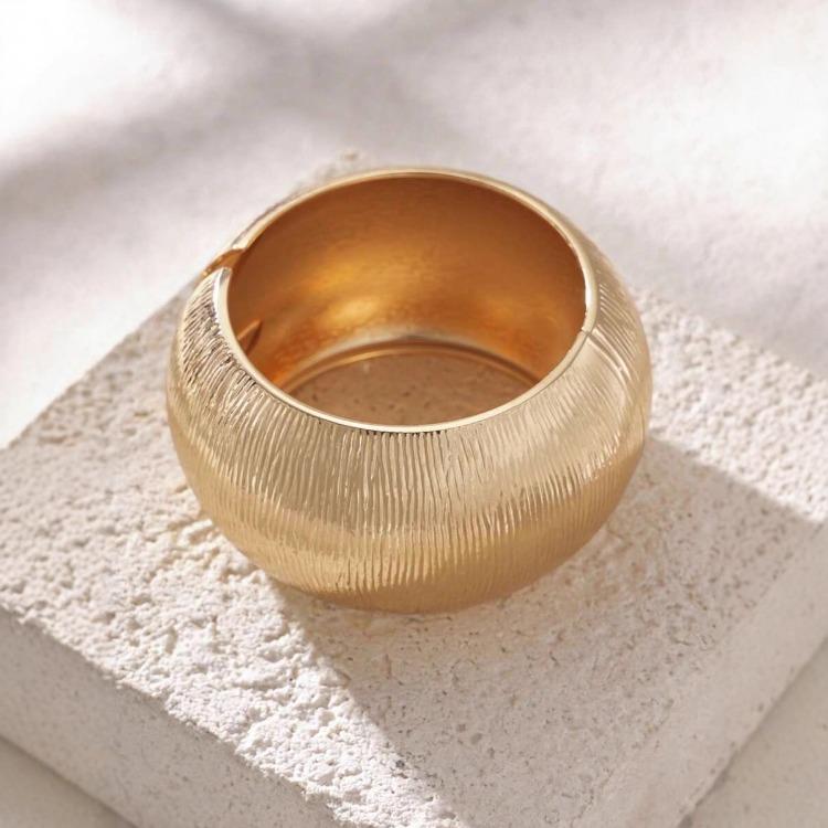 

Women’s Chunky Gold Pleated Bracelet with Bold Texture and Unique Style золотий
