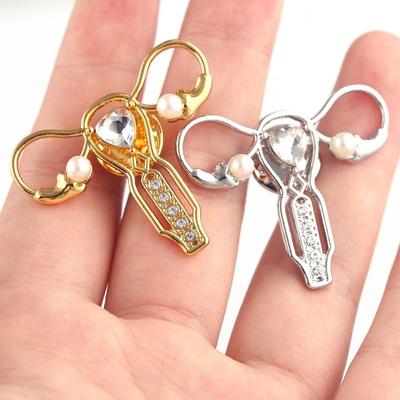 Brosche in Form einer Gebärmutter: Stilvolles Korsagen-Accessoire