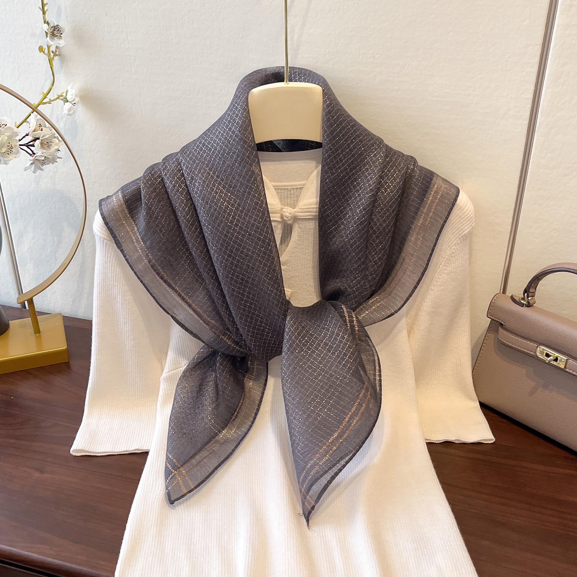 

Новый квадратный шарф из искусственного шелка, дорожный, для помещений с кондиционером, модный аксессуар для защиты шеи, серебристый шелковый шаль в тонкую полоску, универсальный квадратный шарф 90*90cm