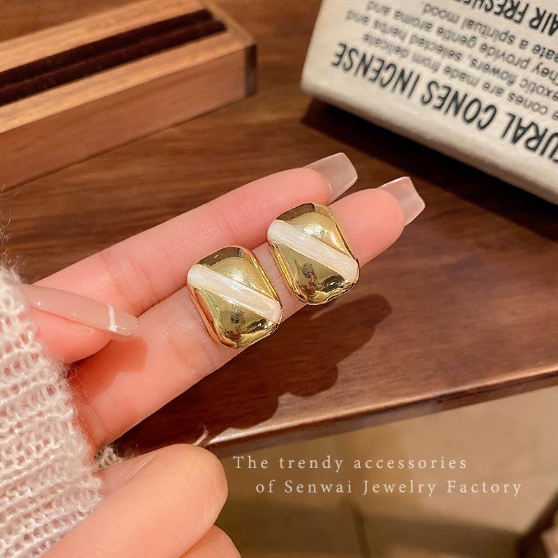 

French retro color matching metal square stud earrings women s simple niche versatile Internet celebrity earrings new personalized ear jewelry